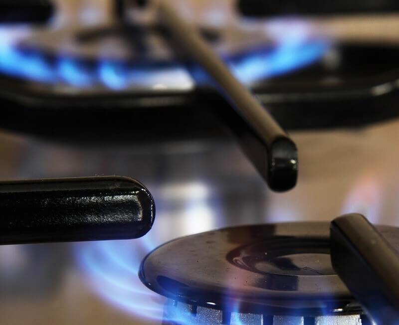 Blue flames coming from two gas kitchen hobs, installed by a gas-safe registered heating engineer in Bristol, Mark Cameron